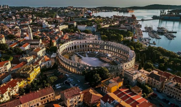 Pulj, pogled na Areno in pristanišče